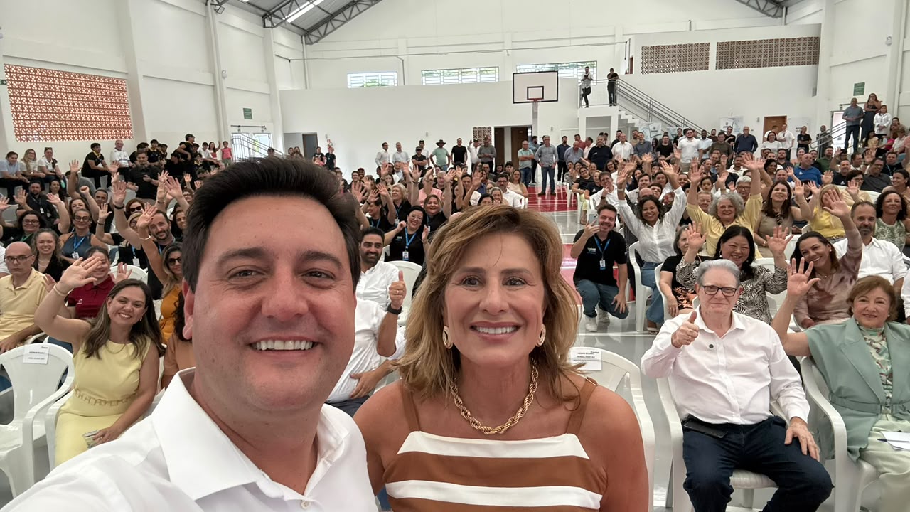 Registro de evento em espaço coberto, com grande público ao fundo