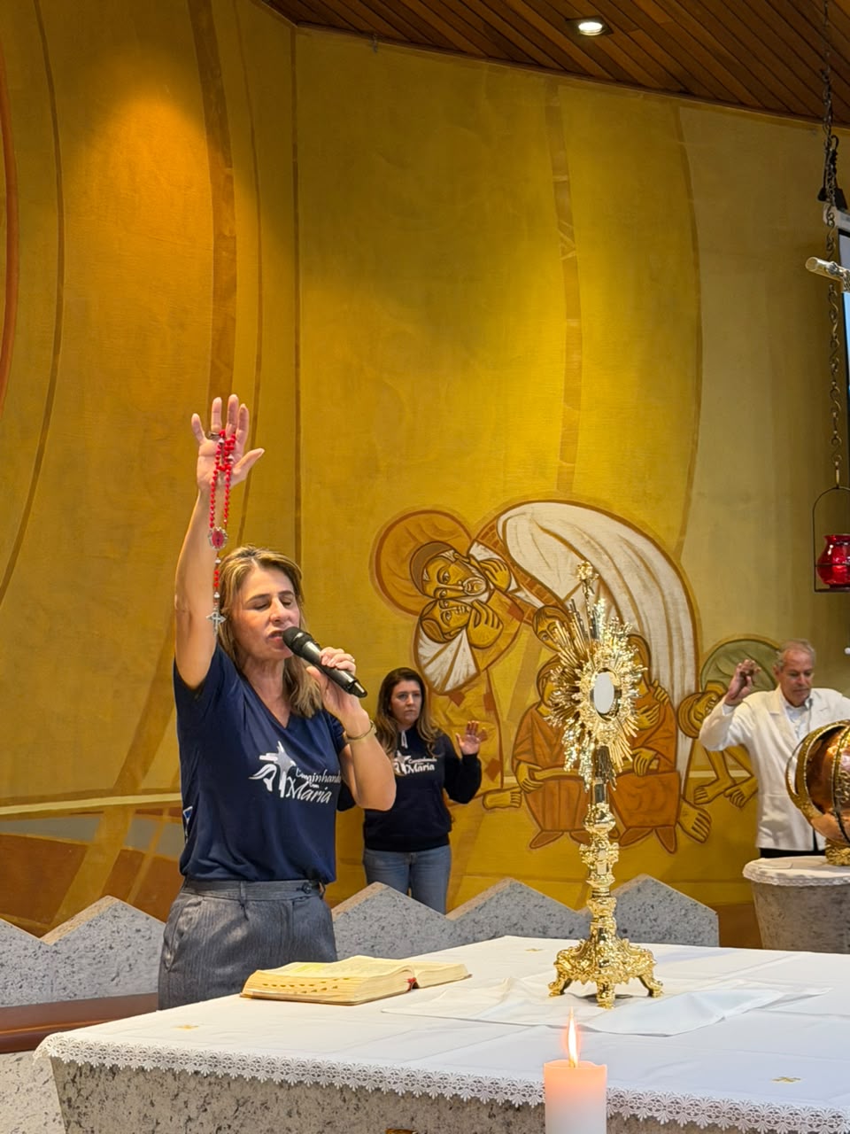 Jéssica Pieri participa de um encontro de fé em uma igreja